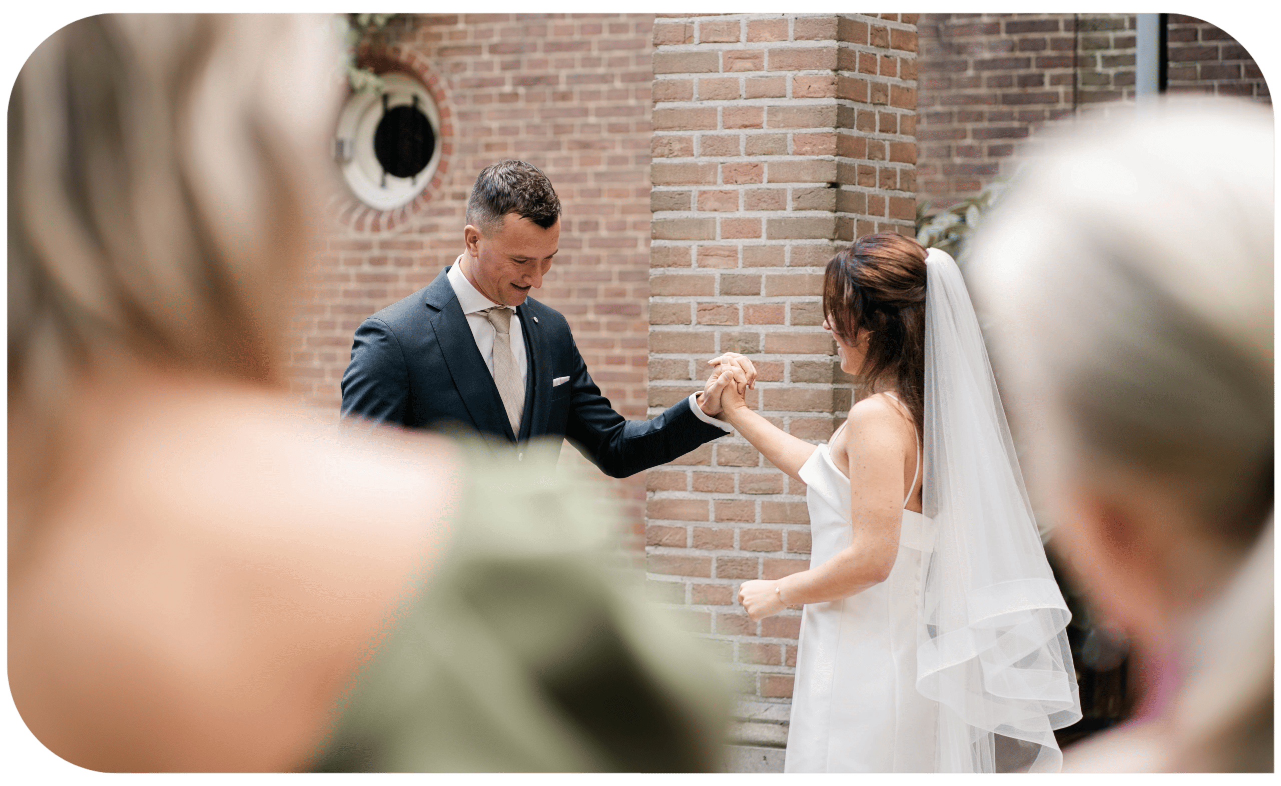 Bijzondere momenten. Bruidspaar hand in hand