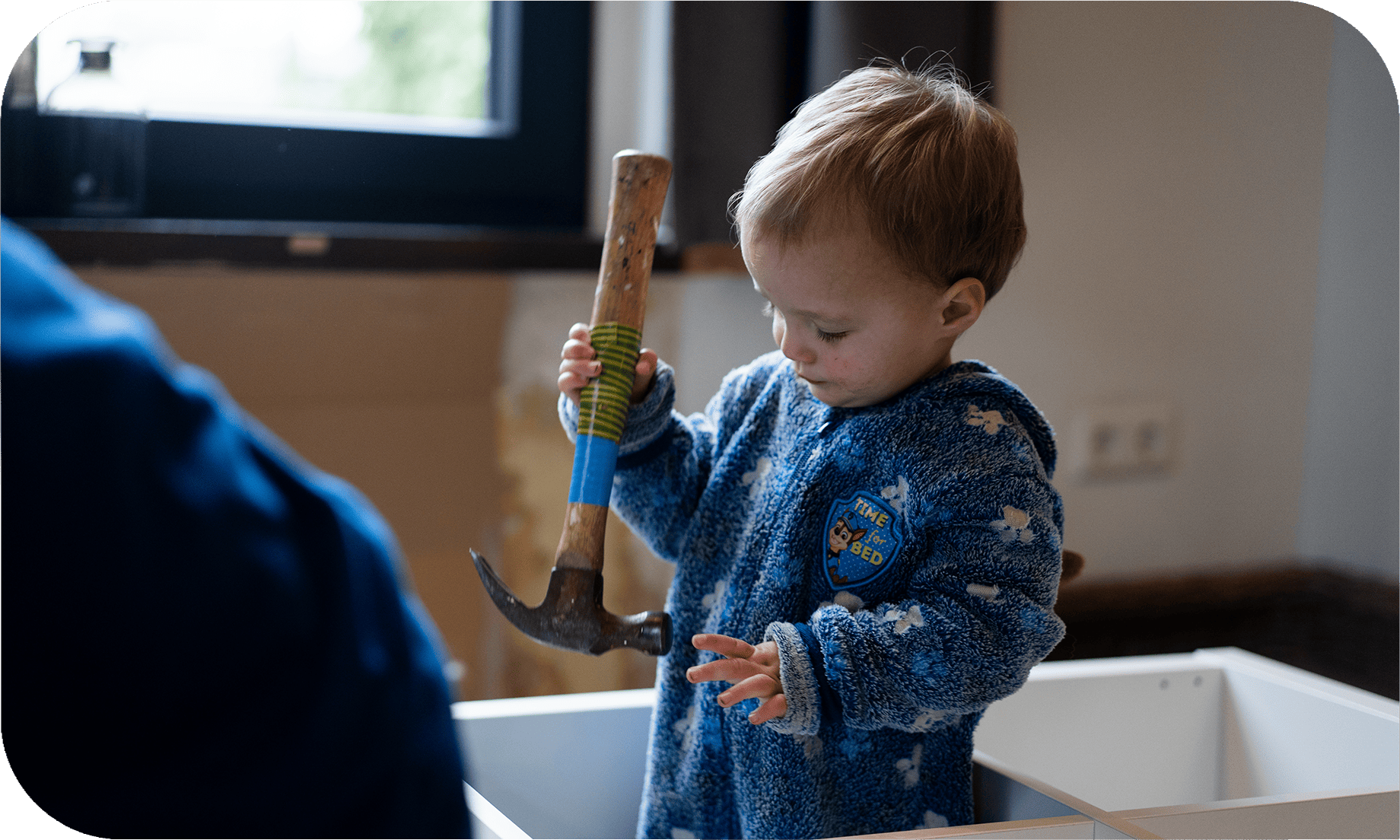 Documentaire gezinsfotografie gewoon in de woonkamer